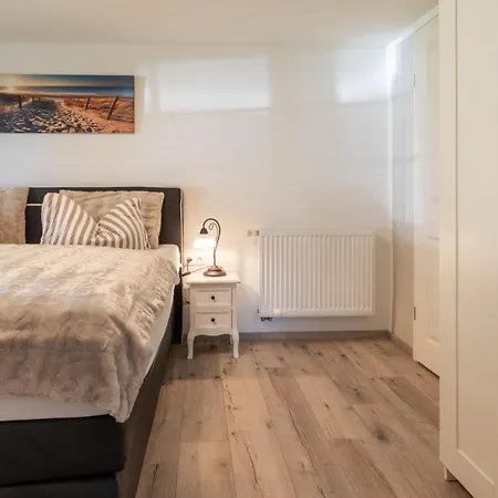 Апартаменты Uns Luetje Hus - *